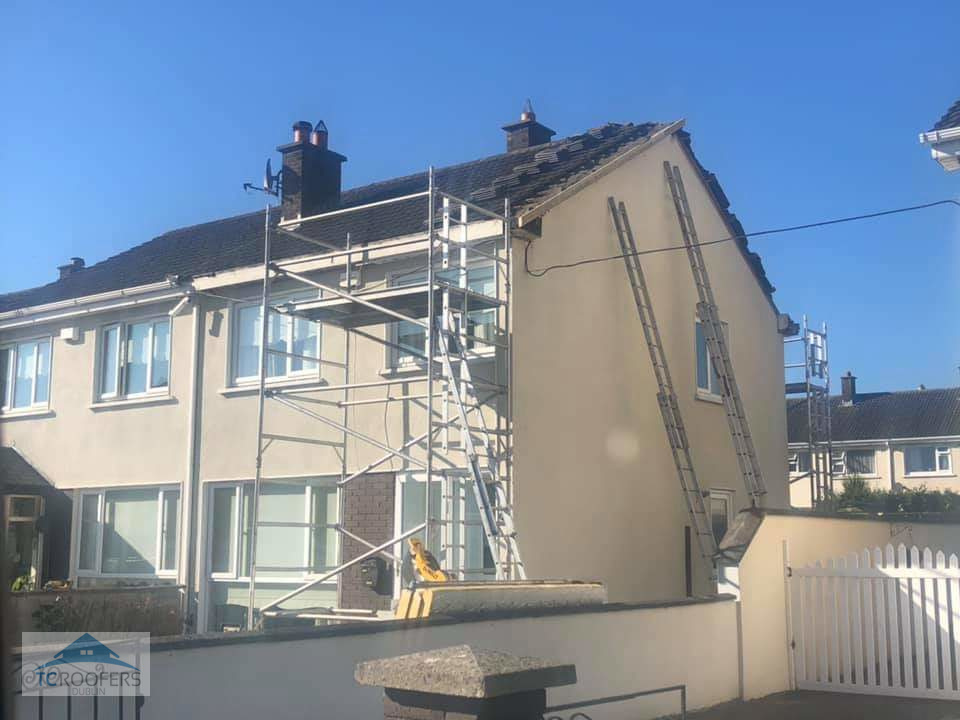 Our Contractors Putting Up Roof Scaffolding To Work